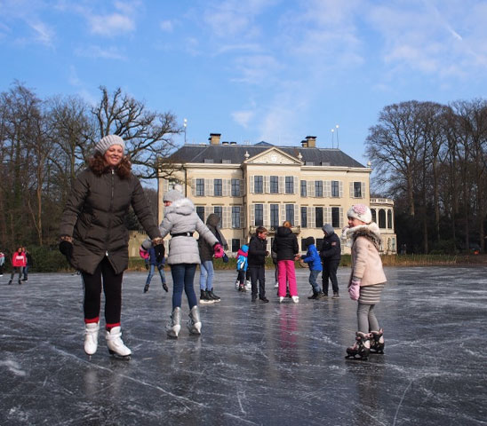 Photo from Nieuwsblad De Kaap shows people skating on the pond behind Hotel Parc Broekhuizen.
